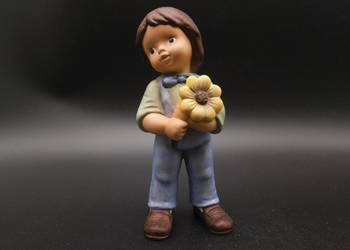 Porcelanowa figurka z kolekcji Nina & Marco firmy Goebel.