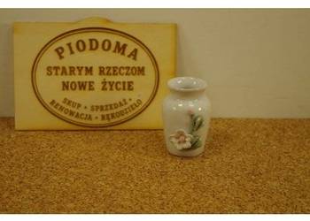 Miniaturowy wazonik porcelanowy z kwiatowym reliefem 3D