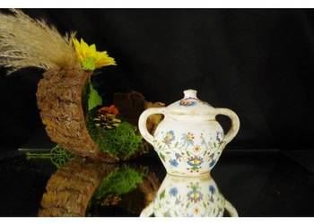 Ceramiczny pojemnik z pokrywką i uchwytami – dekoracja kaszubska, vintage