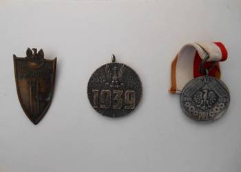 Trzy poolskie odznaczenia.