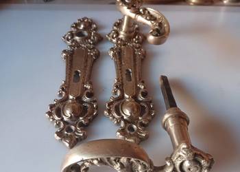 Komplet pięknych, mosiężnych, starych klamek i szyldów.