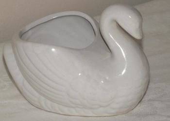 Urocze porcelanowe naczynie w kształcie łabędzia