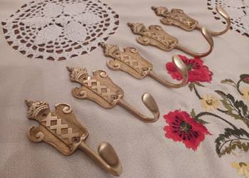 Piękny, masywny wieszak mosiężny.