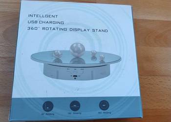 obrotowy stojak ekspozycyjny zasilany przez USB