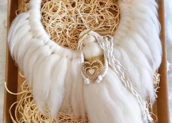 Anioł stróż z wełny czesankowej w pudełku handmade Chrzest prezent makrama