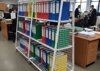 Stojak mobilny z półkami