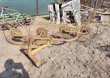 Zgrabiarka zawieszana przewracarka