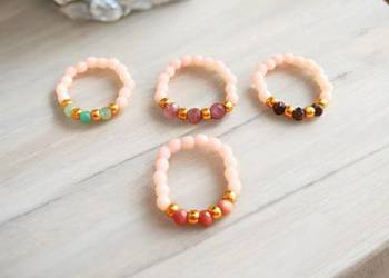 Pierścionek z kamieniami