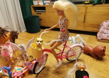 Lalka Barbie na rowerze z pieskiem
