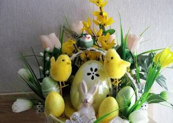 Duża kompozycja kwiatowo wielkanocna w koszyczku szydelkowym. Oświetlona.