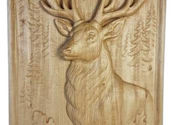 Drewniana płaskorzeźba Jeleń – dekoracja ścienna z drewna, motyw leśny