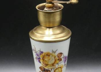 Piękny duży młynek do pieprzu z motywem florystycznym, porcelana i mosiądz