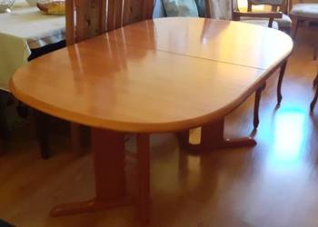 Stół z krzesłami w stylu Ludwikowskim.