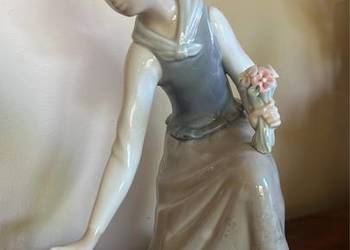Figurka Dziewczyna zrywająca kwiaty. Lladro. Projekt Vincente Martinez.1971