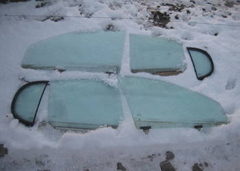 Szyba boczna drzwi błotnika prawa lewa Toyota Yaris 99-06 5 drzwi hatchback