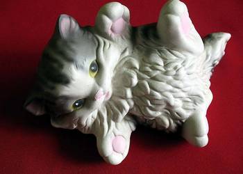 Kot - zabawny młody kotek - figurka z ceramiki - 6 x 9 x 15 cm