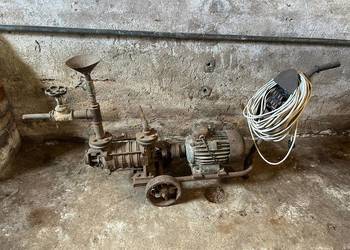 Przewoźna, elektryczna pompa wodna zamontowana na wózku dwukołowym.