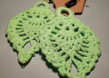 Kolczyki zrobione na szydełku.