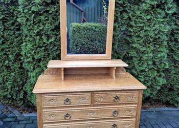 Drewniana toaletka z lustrem