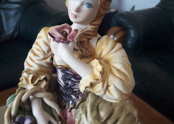 Duża figurka porcelanowa, dama z koszem kwiatów  Włochy Duża figurka porcelanowa, dama z koszem kwiatów  Włochy