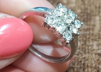 Pierścionek białe kryształki