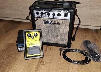 Wzmacniacz gitarowy z pedałem overdrive i dwoma kablami