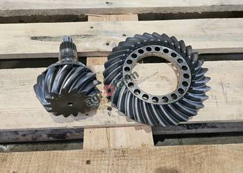 Wałek atakujący z kołem Z14x31  John Deere 6155M