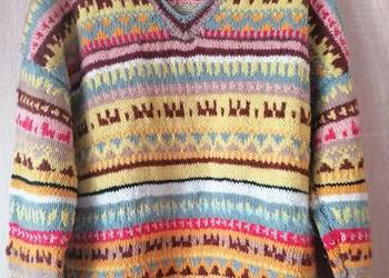 Sweter wełniany ręcznie robiony na drutach kolorowy.