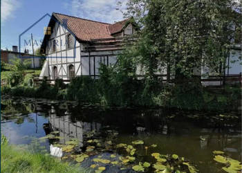 Obiekt gastronomiczno-hotelowy nad wodą.
