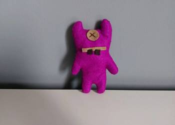 broszka fuksjowa z filcu, różowy stworek, handmade