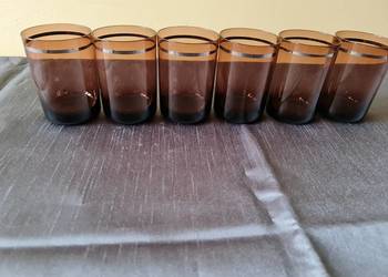 Komplet sześciu szklanek z ciemnego szkła. Komplet sześciu szklanek z ciemnego szkła.