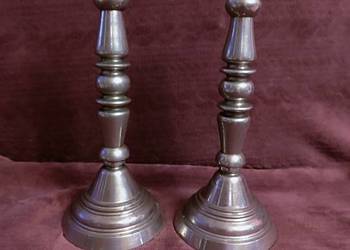 Komplet starych świeczników z pobielanego mosiądzu