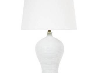 Biała ceramiczna lampa stołowa z ozdobnym wzorem