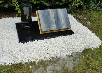 Mały nagrobek urnowy,czarny z książka szwed ŚWIDNICA nr.1078
