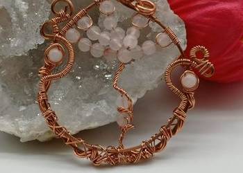 Wisiorek miedziany rękodzieło drzewko z kwarcem różowym