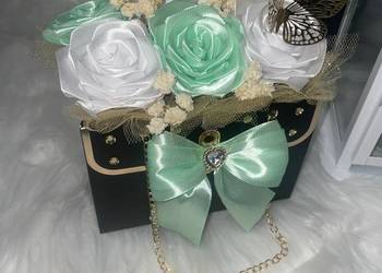 Piękny mały bukiet róż ze wstążki idealny na prezent