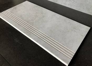 Betonowe schody,szare płytki STRUKTURA BETON 30X60