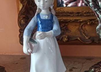 Figurka Dziewczyna z książkami.  Carl Scheidig Gräfenthal. Figurka Dziewczyna z książkami.  Carl Scheidig Gräfenthal.