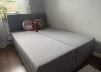 Szare łóżko kontynentalne 140x200 cm z pojemnikiem na pościel