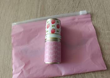 Perfum w sztyfcie o zapachu truskawki