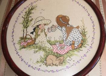 Haft, obrazek za szkłem. Sniadanko na trawce.