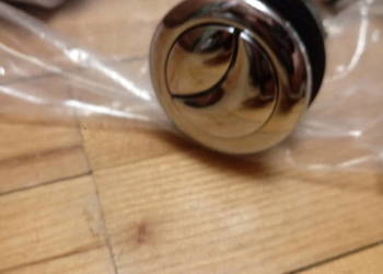 Przycisk spłuczki podwójny.