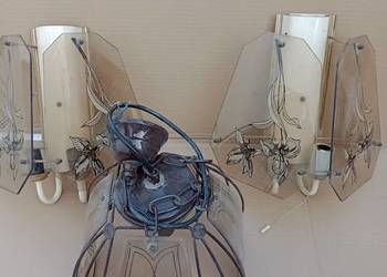 Dwa kinkety i lampa wisząca.