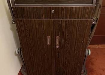 Wózek serwisowy hotelowy zamykany z koszami.