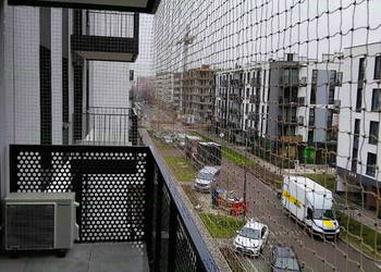 Montowanie siatek na balkon przed ptakami Warszawa Siatka na balkon Montaż