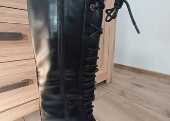 Sznurowane kozaki damskie w rozmiarach 36 i 38.