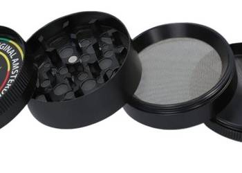 Grinder Młynek do Tytoniu „Original Amsterdam” – rasta liść na czarnym tle
