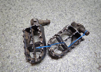 DWA PODNÓŻKI KIEROWCY YAMAHA YZ 250 2T 96-99R
