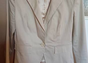 Żakiet damski w kolorze jasno beżowym