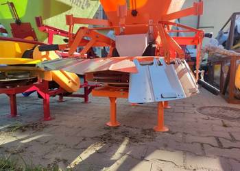 Rozsiewacz MOTYL N 031 M z przystawka komunalną POM AUGUSTÓW